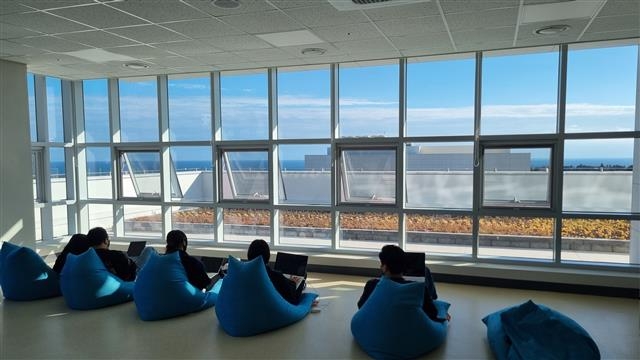 지난달 27일 제주 서귀포 혁신도시 복합혁신센터 내 워케이션 공유 오피스에서 지난 9월 26일 투자협약을 체결한 위메이드그룹의 전기아이피 직원들이 근무하고 있다. 제주도 제공