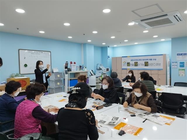 지난 16일 서울 금천구 금천시니어클럽에서 진행된 ‘LED 아크릴 무드등 제작’ 프로그램. 금천구 제공