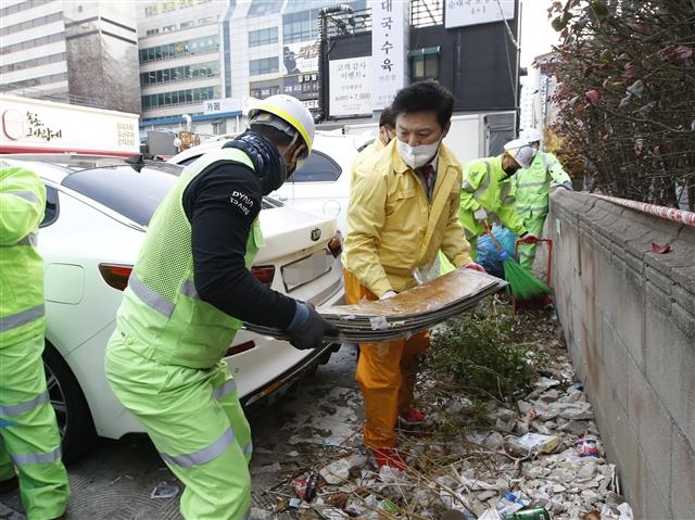 김태우(앞줄 오른쪽) 서울 강서구청장이 지난 15일 지하철 5호선 발산역 부근 등촌3동 먹자골목에 버려진 쓰레기 더미를 치우고 있다. 강서구 제공