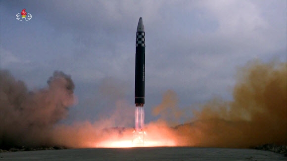 북한이 지난 18일 김정은 국무위원장 참관 아래 평양국제비행장에서 신형 대륙간탄도미사일(ICBM) ‘화성17형’을 동해상으로 발사하는 영상을 조선중앙TV가 19일 보도했다. 조선중앙TV·뉴시스