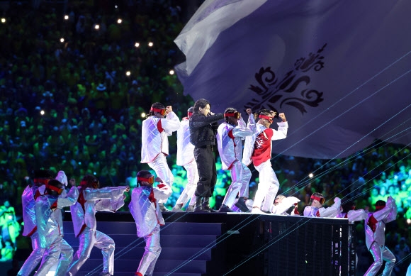 그룹 방탄소년단(BTS) 멤버 정국이 20일(현지시간) 카타르 알코르 알바이트 스타디움에서 열린 2022 카타르 월드컵 개막식 공연에서 공식 주제가 ‘드리머스’(Dreamers) 무대를 선보이며 댄서들과 함께 춤추고 있다. 2022.11.21 연합뉴스