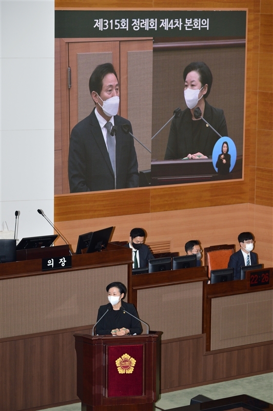 시정질문중인 이민옥 의원