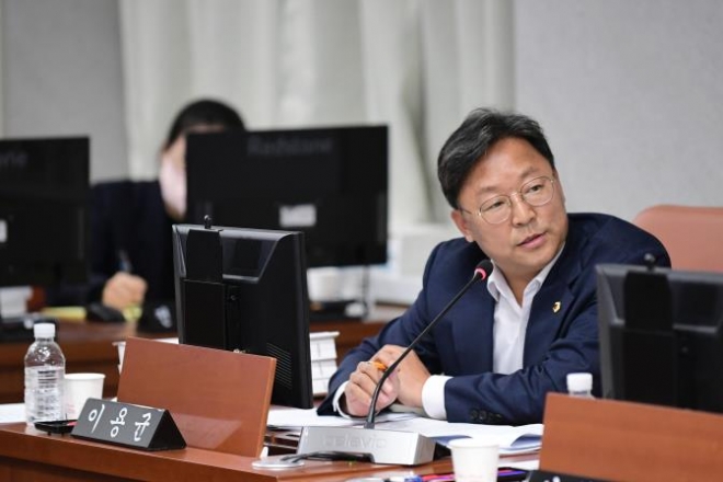 이용균 의원이 서울시 약자와의동행추진단 행정사무감사에서 차별화된 사업 추진방안에 대해 논의하고 있다.