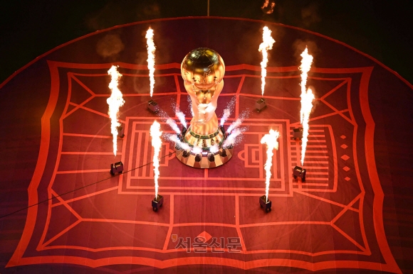 20일(현지시간) 카타르 알코르 알바이트 스타디움에서 2022 카타르 월드컵 개막식 공연이 성대하게 펼쳐지고 있다 (Photo by Kirill KUDRYAVTSEV / AFP)/2022-11-21 02:25:05/