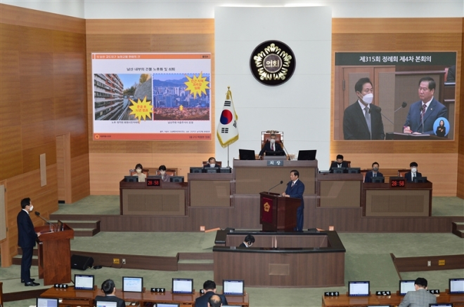 박영한 의원이 지난 17일 서울시의회 본회의장에서 열린 제315회 정례회 제4차 본회의에서 오세훈 시장과 질의응답을 하고 있다.