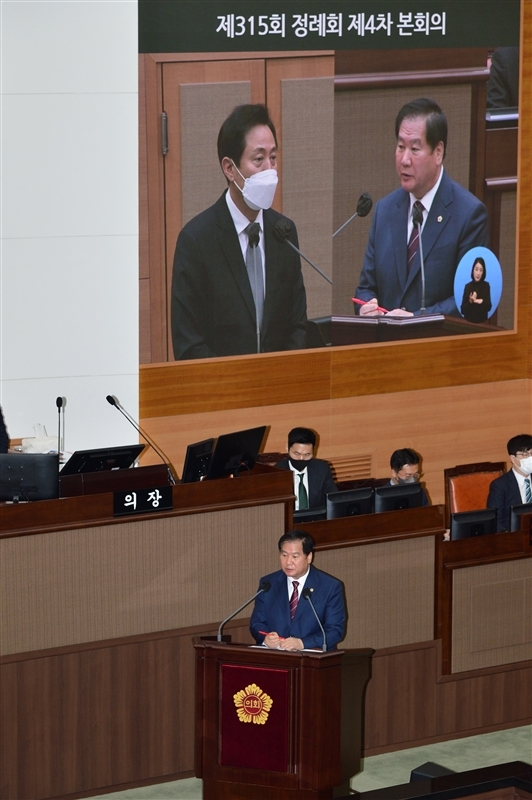 박영한 의원이 지난 17일 서울시의회 본회의장에서 열린 제315회 정례회 제4차 본회의에서 오세훈 서울시장과 질의응답을 하고 있다.