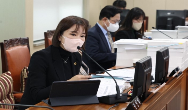 행정사무감사 기간중 발언중인 윤영희 의원