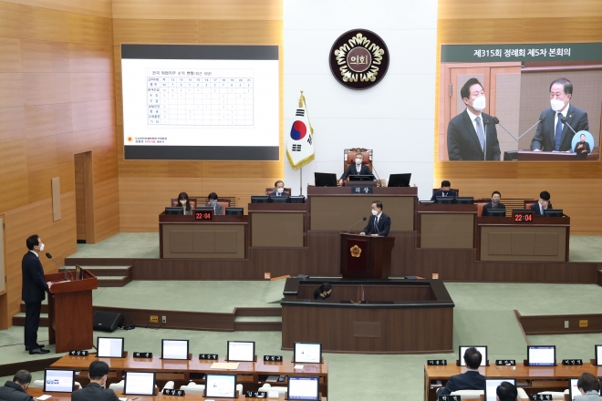 오세훈 시장에게 시정질문하는 김용호 의원