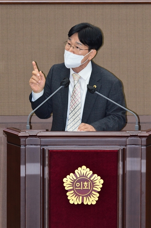 김용일 의원이 지난 18일 서울시의회 본회의장에서 열린 제315회 정례회 제5차 본회의에서 시정질문을 하고 있다.  