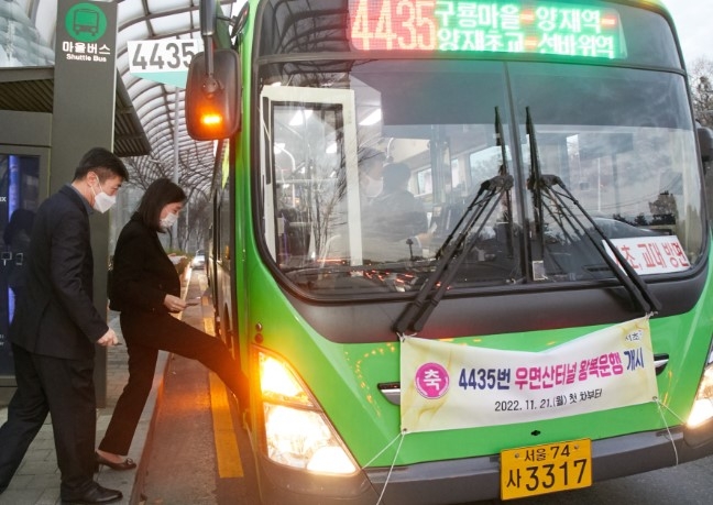 최호정 의원이 21일 오전 4435번 버스에 오르고 있다.