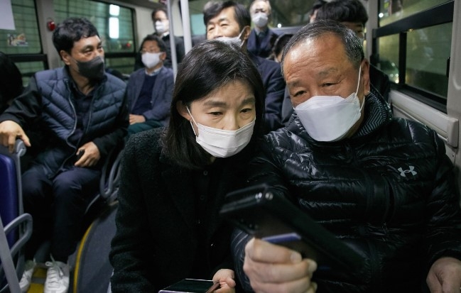 최호정 의원이 4435번 버스에서 만난 시민과 대화를 나누고 있다.