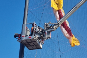 하마터면… 40대 여성 패러글라이딩을 타다가 아찔한 사고