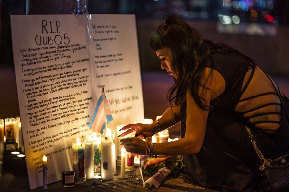 미국 캘리포니아주 웨스트 할리우드에서 20일(현지시간) 한 시민이 콜로라도주 콜로라도 스프링스의 나이트클럽 클럽Q에서 벌어진 총기난사 희생자를 추모하고 있다. AP