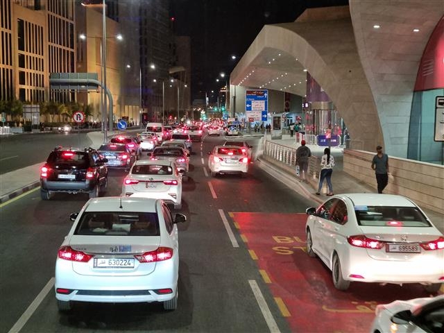 20일(현지시간) 2022 카타르월드컵 개막전이 열린 카타르 알코르의 알바이트 스타디움 주변 도로에 차량이 길게 늘어서 있다.