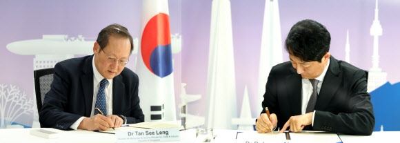 韓国とシンガポールのデジタルパートナーシップ協定の公式調印式 アン・ドクグン商工資源部長官(右)が通商産業部の会議室で会談シンガポールは21日(現地時間)、タン・シー・レン第2次通商産業大臣と韓国・シンガポールデジタルパートナーシップ協定を締結した。 韓国とシンガポールのデジタル パートナーシップ協定は調印中です。  2022.11.21 産業通商資源部提供