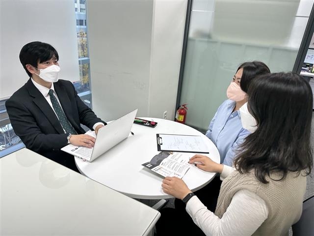 가맹·유통거래상담센터에서 소상공인들이 법률상담관에게 상담을 받고 있다. 서울시 제공