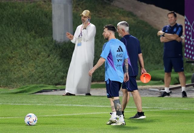 아르헨티나 축구대표팀 리오넬 메시가 19일 오후(현지시간) 카타르 유니버시티에 마련된 훈련장에 모습을 드러내고 있다.메시는 이날 미디어에 공개된 15분 동안 팀 훈련에 참여하지는 않은 채 코칭스태프와 개인 훈련에 매진했다. 2022.11.20 뉴스1
