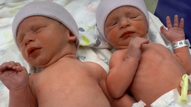 30년 된 냉동 배아로 태어난 쌍둥이. CNN 캡처.
