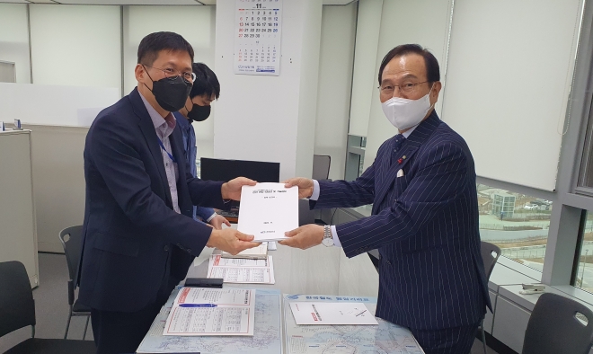 박상돈 충남 천안시장(오른쪽)이 22일 국토부를 방문해 윤석열 대통령의 대선공약이자 자체적으로 경제적 타당성을 확보한 ‘GTX-C 천안 연장’ 추진을 위해 실시한 타당성조사와 기술검토 연구용역 검증 결과를 전달하고 있다. 사진=천안시 제공