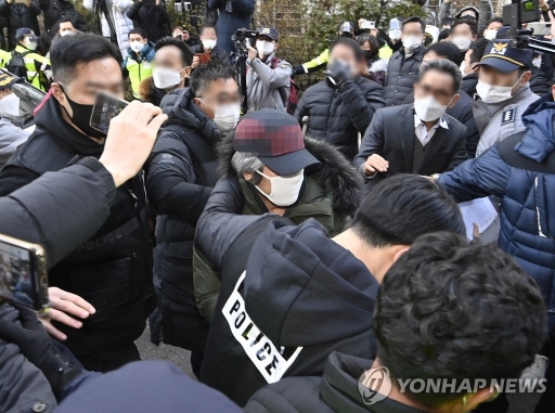 지난 2020년 12월 아동성범죄자 조두순이 형기를 마치고 경기 안산 거주지로 들어가고 있다. 연합뉴스