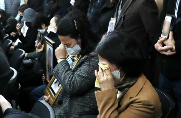 이태원 참사 유가족들이 22일 오전 서울 서초구 민주사회를 위한 변호사모임(민변)에서 열린 입장발표 기자회견에서 오열하고 있다. 2022.11.22 공동취재