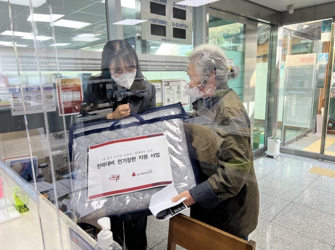서울 종로구 관계자가 올해 겨울나기를 대비해 주거 취약계층에 전기장판을 지원하고 있다. 종로구 제공.