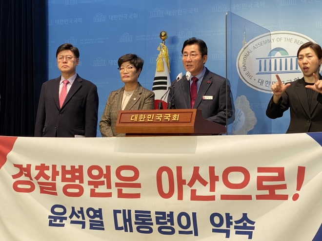 박경귀 아산시장이 22일 국회에서 김희영 시의장, 국민의힘 이명수 국회의원과 ‘경찰종합병원 분원 아산 유치’를 촉구하는 기자회견을 하고 있다.