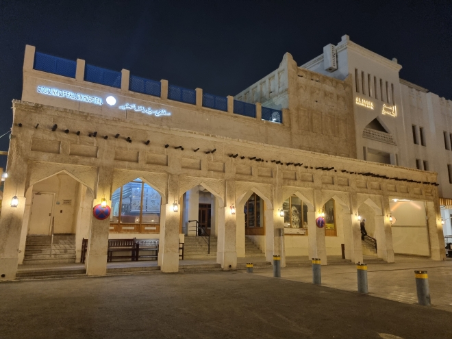 카타르 도하 수크 와키프 시장에 있는 매 전문 병원의 모습. 이 병원은 세계 매 전문 병원 중에서 두바이에 이어 두 번째로 큰 규모를 자랑한다.