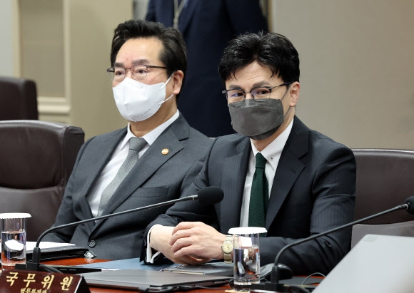 한동훈(오른쪽) 법무부 장관과 정황근 농림축산식품부 장관이 22일 서울 용산 대통령실 청사에서 열린 국무회의에 참석해 있다. 2022.11.22 뉴시스