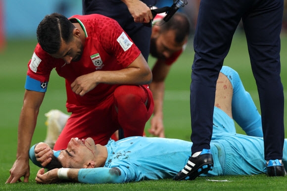 잉글랜드와 이란의 경기는 전반전 이란의 골키퍼 알리레자 베이란반드(아래)가 부상당하면서 추가 시간이 길어졌다. 도하 AFP 연합뉴스