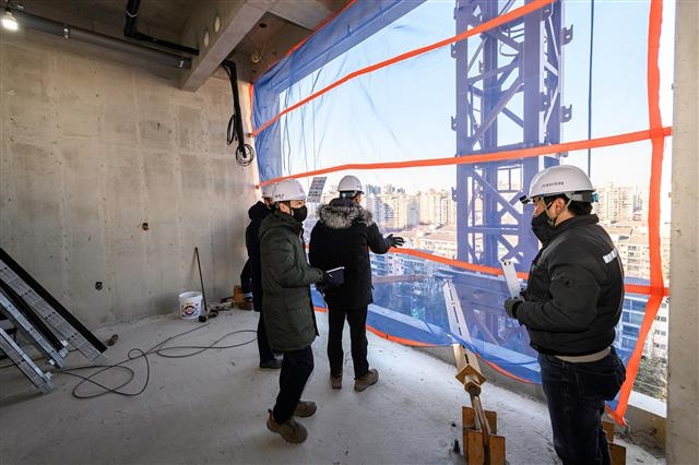 양천구 민관합동점검반이 지역 내 건축 공사장에서 안전점검을 하고 있다. 양천구 제공