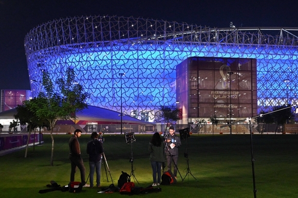21일(현지시간) 2022 카타르 월드컵 경기가 열린 알라얀의 아흐마드 빈 알리 스타디움 밖에 취재진이 모여 있다. 2022.11.22  AFP 연합뉴스