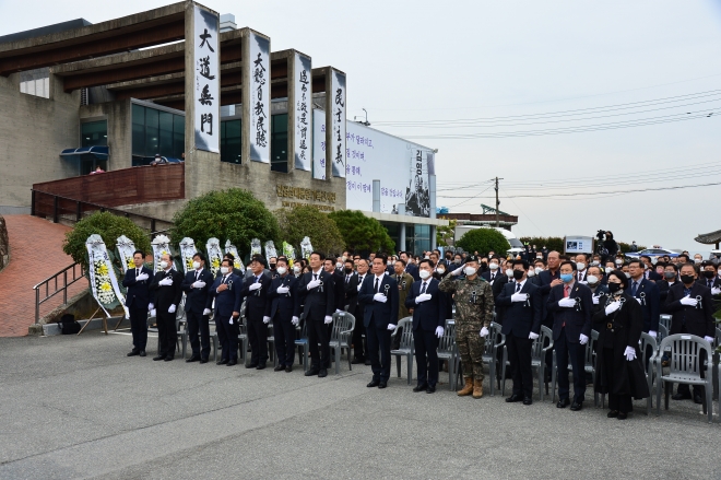 11월 22일 경남 거제시 장목면 대계마을 ‘김영삼 대통령 기록전시관’ 광장에서 열린 김 전 대통령 서거 7주기 추모식.거제시 제공