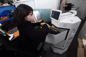 문서 배달하고 민원인 안내하고… 서울 1호 ‘로봇 공무원’ 업무 투입