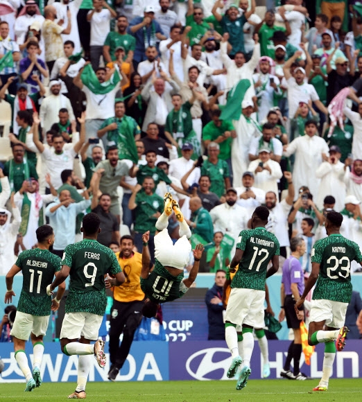 22일(현지시간) 카타르 루사일에서 열린 월드컵 C조 예선 1차전에서 골을 넣은 사우디아라비아 선수들이 팬들과 함께 기뻐하고 있다. 루사일 연합뉴스