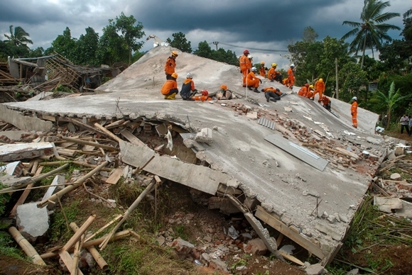 인도네시아 규모 5.6 지진. 22일(현지시간) 인도네시아 자바섬 자와바라트주 치안주르시에서 구조대원들이 붕괴된 건물 잔해 밑에서 희생자를 찾고 있다. 2022.11.22  AFP 연합뉴스