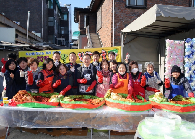 지난 2019년 독산동 맛나는 거리에서 개최된 사랑의 김장 나눔행사에서 유성훈(왼쪽 여덟 번째) 금천구청장과 주민들이 기념촬영을 하고 있다. 금천구 제공