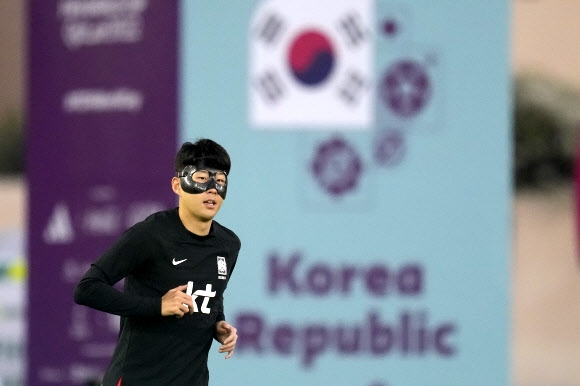 파울루 벤투 감독이 이끄는 한국 축구대표팀은 우루과이와 2022 카타르 월드컵 조별리그 H조 1차전을 이틀 앞둔 22일 늦은 오후 도하의 알에글라 훈련장에서 구슬땀을 흘렸다. AP연합뉴스