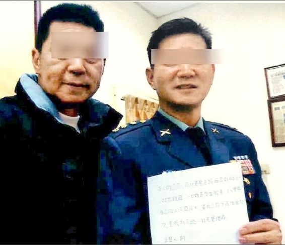 대만 육군 보병훈련지휘부의 작전연구개발실 주임연구관 샹더언(오른쪽) 상교가 2020년 1월 퇴역 군인 샤오웨이창에 포섭돼 서약서를 쓰고 함께 찍은 사진. 서약서에는 “중국과 대만에서 전쟁이 나면 중국에 투항하겠다”는 내용이 담겨 있다. 자유시보 캡처