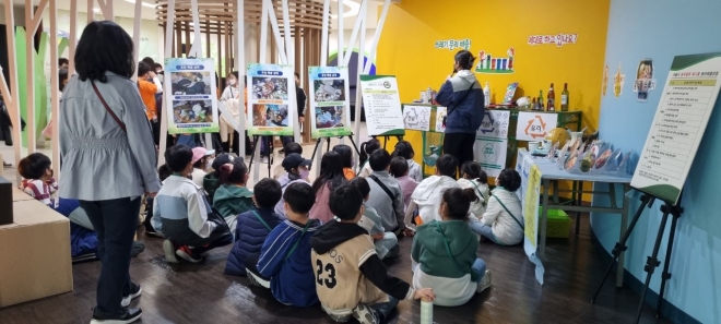 강남구 자원회수시설을 방문한 학생들이 환경 관련 교육을 받고 있다. 강남구 제공