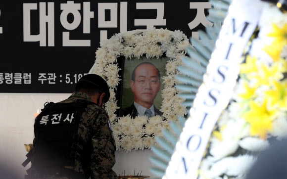 보수단체가 23일 오후 서울 중구 대한문 앞에서 전두환씨 사망 1주기를 맞아 분향소를 설치한 후 추모하고 있다. 2022.11.23. 뉴시스