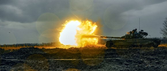 22일(현지시간) 우크라이나 돈바스 지역에서 우크라이나군의 탱크가 발포하고 있다. AP