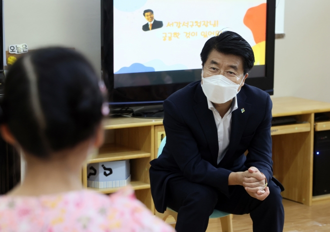 서강석(오른쪽) 송파구청장이 유치원을 방문한 모습. 송파구 제공