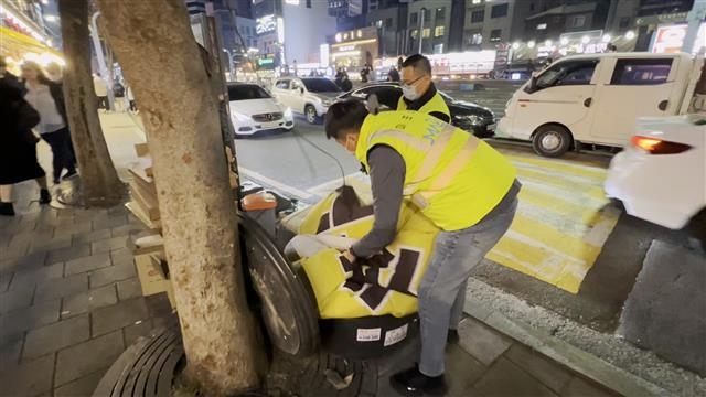 서울 마포구 직원들이 보행자의 안전을 위협하는 불법광고물을 정비하고 있다. 마포구 제공