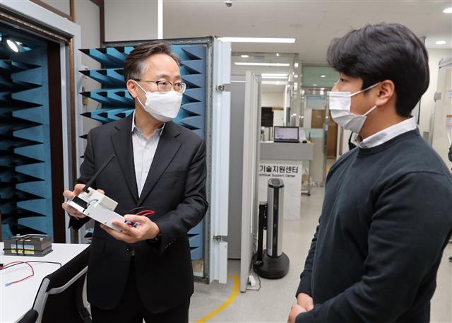 유성훈(왼쪽) 금천구청장이 지난 17일 ‘찾아가는 현장 구청장의 날’ 첫 방문지로 찾은 G밸리 사물인터넷(IoT) 기술지원센터에서 관련 시설을 둘러보며 센터 관계자와 얘기를 나누고 있다. 금천구 제공 유성훈(왼쪽) 금천구청장이 지난 17일 ‘찾아가는 현장 구청장의 날’ 첫 방문지로 찾은 G밸리 사물인터넷(IoT) 기술지원센터에서 관련 시설을 둘러보며 센터 관계자와 얘기를 나누고 있다. 금천구 제공