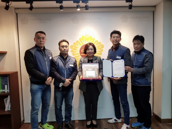 박성연 서울시의원이 지난 23일 소방공무원 근무체계 개선에 기여한 공로로 서울소방지부로부터 감사패를 받았다.  