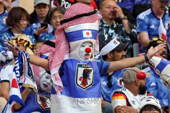 23일(현지시간) 오후 알라이얀의 할리파 인터내셔널 스타디움에서 열릴 예정인 2022 카타르 월드컵 E조 일본과 독일의 경기에 앞서 일본 축구팬이 응원을 선보이고 있다. 2022.11.23/뉴스1