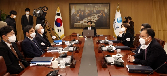 이창용 한국은행 총재가 24일 서울 중구 한국은행에서 열린 금융통화위원회 본회의에 참석하고 있다. 2022.11.24 뉴시스