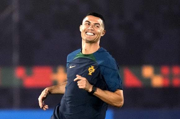 카타르 월드컵에 출전 중인 크리스티아누 호날두가 23일(현지시간)포르투갈 대표팀 훈련에서 환하게 웃고 있다. AP 뉴시스