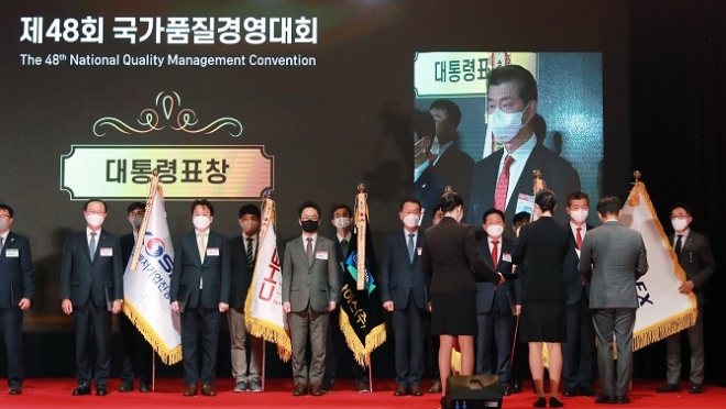 23일 일산 킨텍스에서 김종대 부사장(오른쪽에서 세 번째)이 ‘국가품질혁신상 대통령표창’을 수상하고 있다. 공항철도 제공
